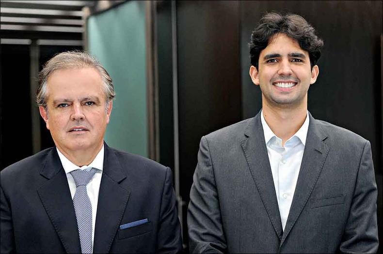 Luiz Henrique de Araújo, presidente do Banco Mercantil do Brasil, e seu filho Gustavo Araújo, diretor executivo de Finanças, Marketing e Relacionamento com Investidores e Acionistas(foto: Leandro Couri) Luiz Henrique de Araújo, presidente do Banco Mercantil do Brasil, e seu filho Gustavo Araújo, diretor executivo de Finanças, Marketing e Relacionamento com Investidores e Acionistas(foto: Leandro Couri)