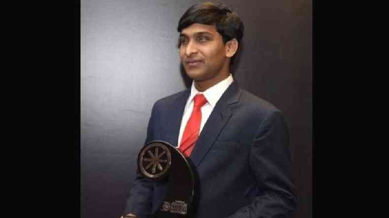 Srikanth Bolla con su premio al Emprendedor del Ao