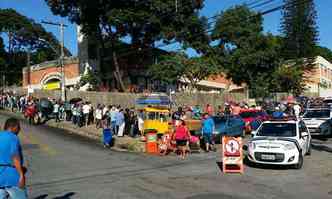 Fila para retirada do documento d a volta no quarteiro(foto: Edsio Ferreira/EM/DA Press)