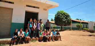 A secretria de Educao de Japonvar, Raquel Soares (D), e os alunos do 7 ano da Escola Municipal So Jos posam para foto em frente ao bar que virou sala de aula(foto: Alexandre Guzanshe/EM/D.A.Press)