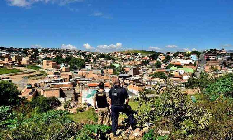 A Vila da Paz amanheceu cercada pela Polcia Militar, que espera prender traficantes de duas gangues