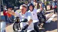 Bolsonaro participa de motociata com Tereza Cristina na garupa no MS