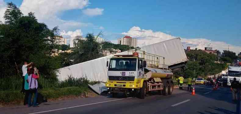 Caminho ba tombou e saiu da pista