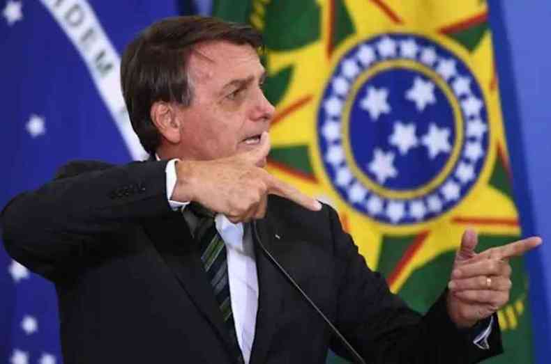 Jair Bolsonaro faz a arminha