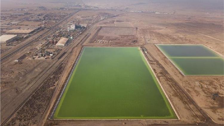 Foto �rea mostra grandes �reas, com apar�ncia de piscina, em meio a regi�o de apar�ncia seca e arenosa