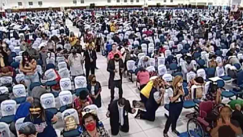 Cultos, como este feito na pscoa na Igreja Mundial do Poder de Deus, podem formar grandes aglomeraes(foto: Reproducao/YouTube)