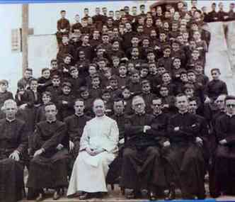 Turma de 1959 do Seminrio Menor com os padres lazaristas sentados  frente e os meninos, de batinas pretas, de p(foto: beto novaes/em/d. a press/Reproduo)