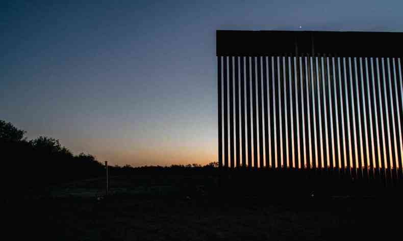 Neste arquivo, foto tirada em 17 de novembro de 2021, uma seo inacabada do muro de fronteira em La Joya, Texas