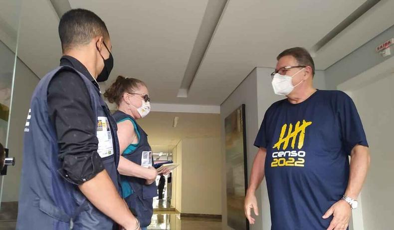 Presidente do IBGE conversando com dois recenseadores