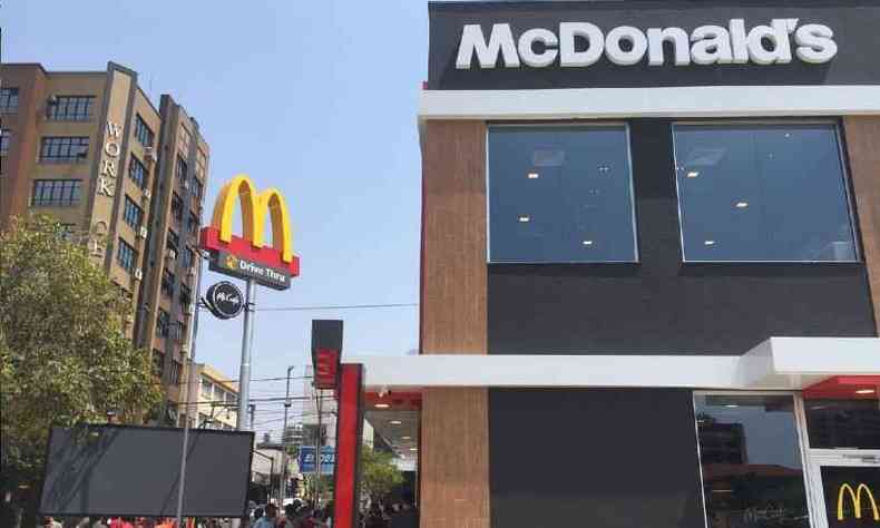 O restaurante do McDonald's fica no centro de Divinpolis