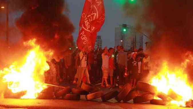 Manifestantes fizeram barricada com pneus e atearam fogo durante protesto(foto: Evelson de Freitas/Estado Contedo)