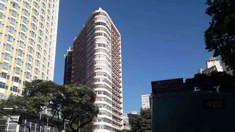 Cu sem nuvens na manh desta sexta-feira em Belo Horizonte. Na foto, trecho da Avenida Afonso Pena, no Centro da capita(foto: Jair Amaral/EM/DA Press)