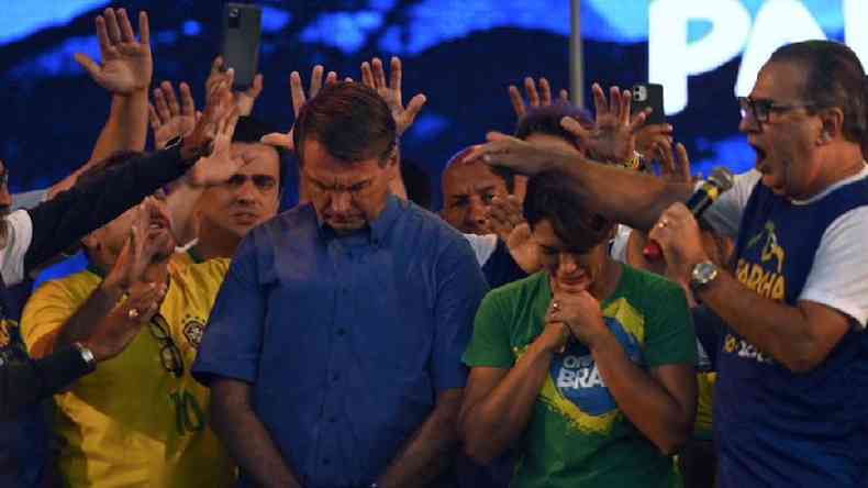 Pastor Silas Malafaia e outras lideranas evanglicas rezam ao redor do presidente Jair Bolsonaro e da primeira-dama Michelle Bolsonaro na Marcha para Jesus no Rio de Janeiro
