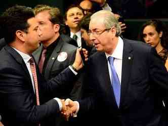 O deputado Leonardo Picciani (E)  cumprimentado por Eduardo Cunha depois de vencer a disputa pela liderana do PMDB na Cmara (foto: (FBIO RODRIGUES POZZEBOM/AGNCIABRASIL)