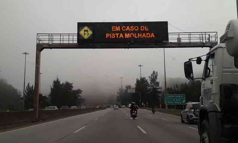 Belo Horizonte amanheceu com neblina nesta terça-feira(foto: Jair Amaral/EM/DA Press)