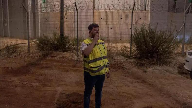 Frankel, saindo para fumar fora dos muros da base militar onde os corpos so analisados
