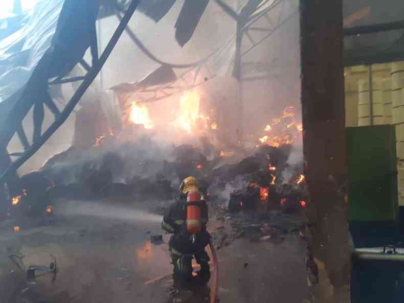 Bombeiros combatem incndio dentro de galpo em Carmpolis de Minas(foto: Bombeiros/Divulgao)
