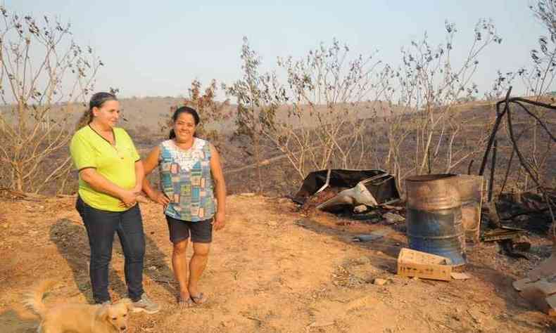 Tania Lucia Moreira Estevao e Vera Lucia de Souza Estevao, h dois dias quase tiveram o comrcio incendiado por uma das maiores queimadas registradas na regio da Serra do Cip(foto: Leandro Couri/EM/D.A. Press)