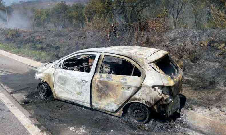 Chevrolet Onix ficou completamente carbonizado aps acidente.(foto: Reproduo/Polcia Militar.)