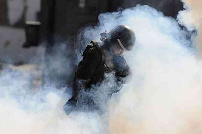 A tropa de choque disparou bombas de efeito moral e de gs lacrimogneo contra os estudantes (foto: CLAUDIO SANTANA / AFP)