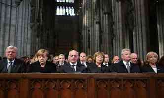 Autoridades alems, entre elas a chanceler ngela Mekel ( esqueda) participam da cerimnia(foto: OLIVER BERG / POOL / AFP)