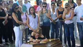 Corpo de Maria Silvina foi enterrado nessa segunda-feira no Cemitrio da Paz, em BH(foto: Leandro Couri/EM/D.A.Press)