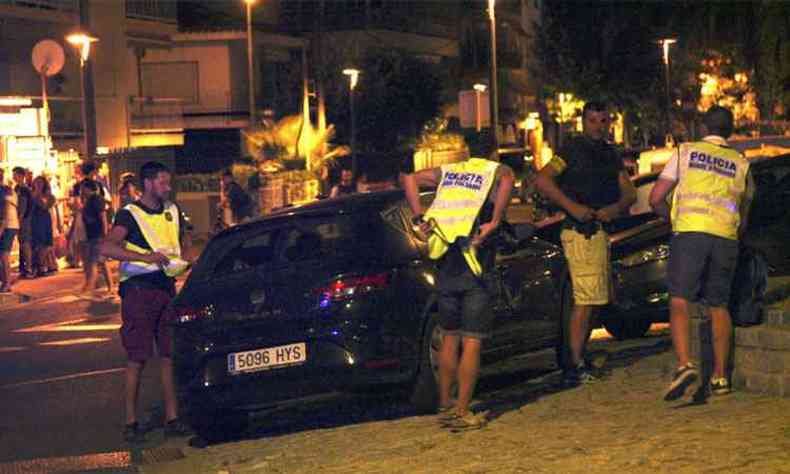 Policiais vistoriam carro usado em novo ataque em uma localidade ao Sul de Barcelona(foto: EFE)