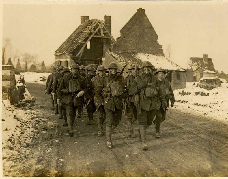 Soldados ingleses marcham em vila francesa destruída pela Primeira Guerra Mundial(foto: Associated Illustration Agencies/O Cruzeiro/Arquivo EM) Soldados ingleses marcham em vila francesa destruída pela Primeira Guerra Mundial(foto: Associated Illustration Agencies/O Cruzeiro/Arquivo EM)