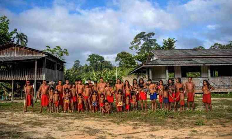Mulheres e crianas da aldeia indgena Waipi precisaram fugir(foto: AFP / Apu Gomes)