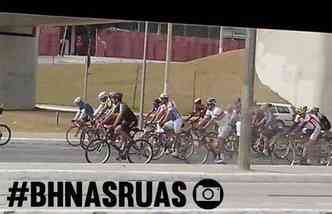 Ciclistas fecharam temporariamente o trnsito na Avenida Antnio Carlos, na manh deste sbado(foto: Reproduo Facebook / BHnasruas)