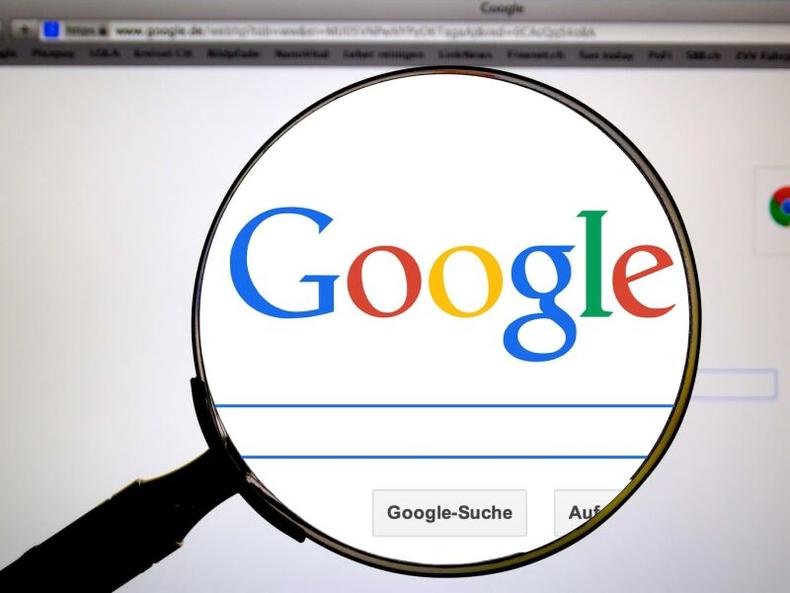 Tela de computador exibe pgina do Google