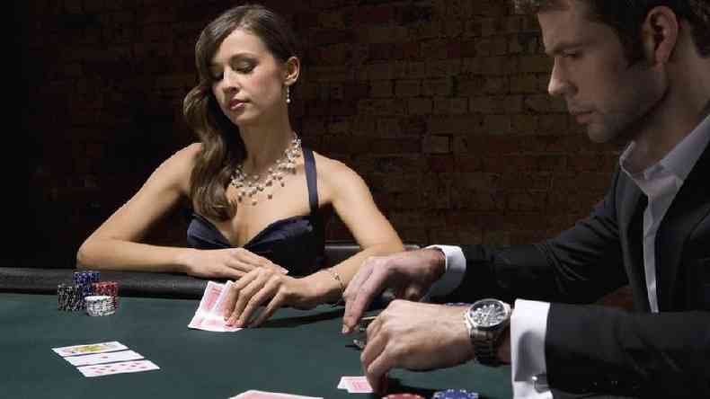 Um homem e uma mulher jogando pquer