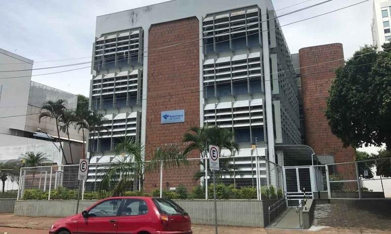 Vista geral da fachada do pr�dio da Receita Federal em Uberl�ndia