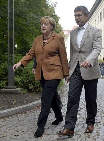 Merkel foi ao seu local de vota��o na manh� de hoje ao lado do marido, Joachim Sauer(foto: AFP PHOTO / ODD ANDERSEN )