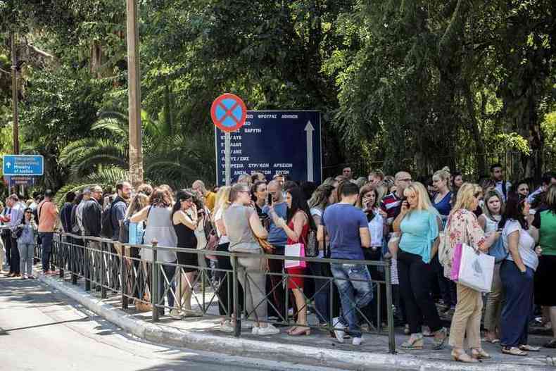Muitos habitantes e turistas foram evacuados dos edifcios e reunidos nas ruas da capital grega(foto: EUROKINISSI / AFP)