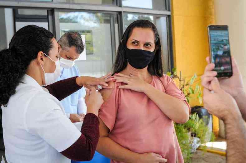 Soraia Romano de Oliveira recebeu a primeira dose da vacina no posto da UFMG: ''Muito emocionante e um alvio''(foto: Leandro Couri/EM/D.A Press)