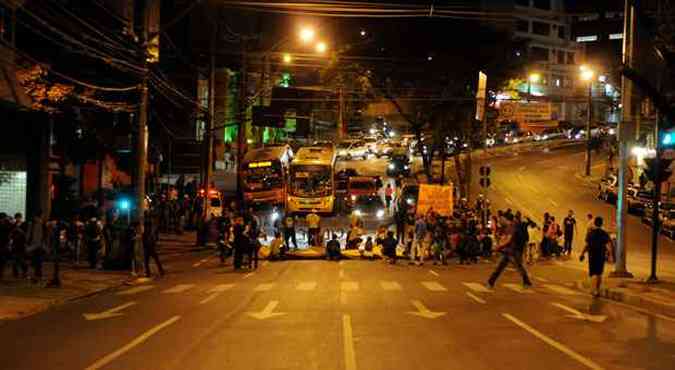 Manifestao contra aumento na passagem de nibus parou o transporte coletivo e veculos particulares em vrias pistas importantes da mais movimentada regio da capital(foto: Tlio SAntos/EM d.a Press)