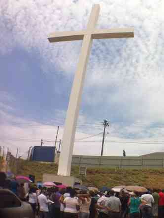 Fiis de vrias parquias rezam novena ao p da cruz no canteiro de obras da Catedral Cristo Rei(foto: Leandro Couri/EM/D.A Press)