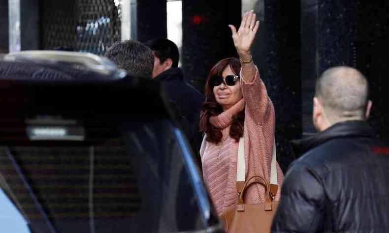 Cristina Kirchner acenando, com o brao levantado