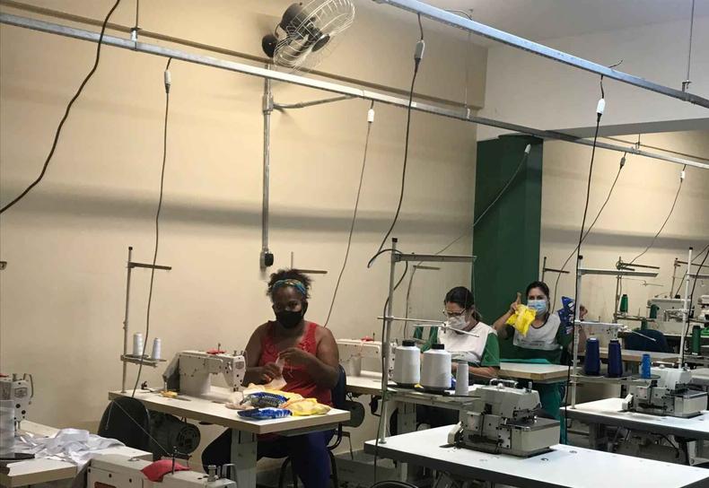Instituição oferece cursos gratuitos. Um deles é de corte e costura(foto: Sistema Divina Providência/divulgação) foto mostra alunos em curso de corte e costura.