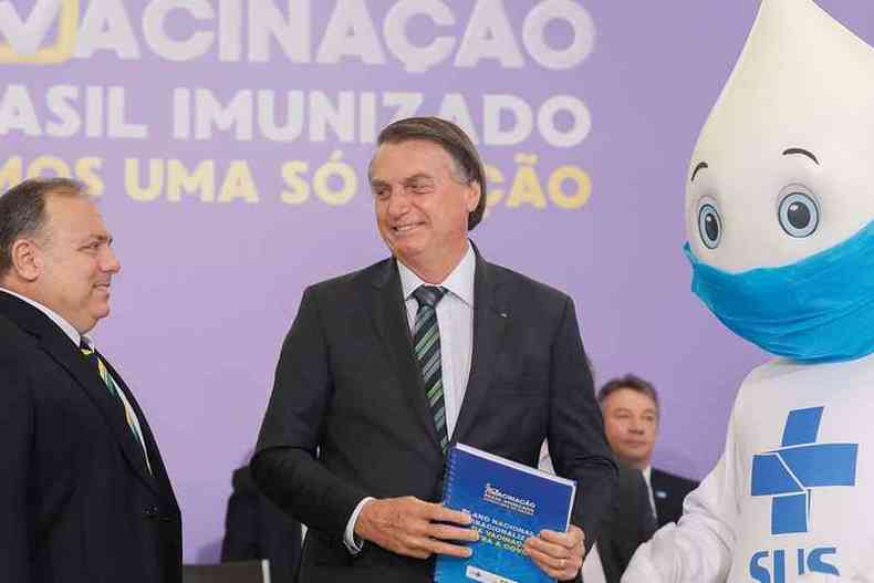 Pazuello, Bolsonaro e o mascote Z Gotinha (o nico de mscara) durante o lanamento do Plano Nacional de Vacinao(foto: Isac Nbrega/PR)