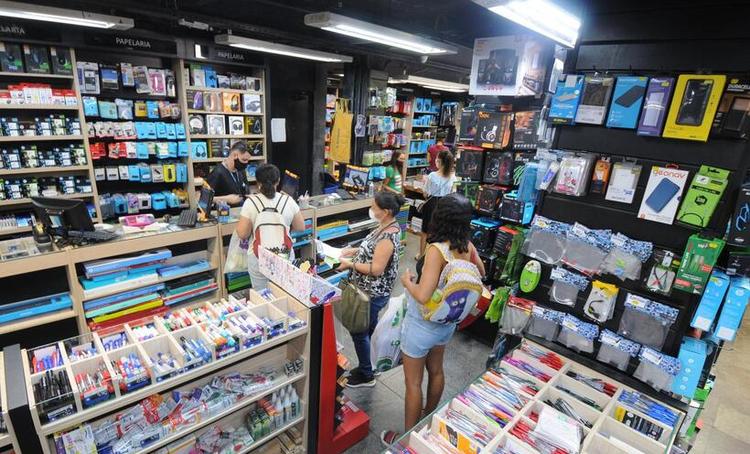 Clientes fazem compras em uma livraria de Belo Horizonte