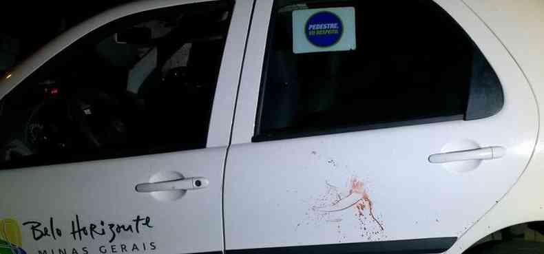 Carro foi encontrado com marcas de sangue e suspeito ainda est sendo procurado(foto: Leonardo Alvarenga dos Santos)