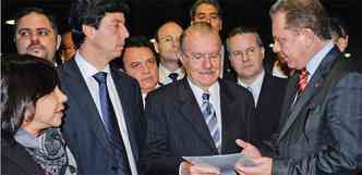 Sarney recebe dos deputados Dinis Pinheiro e Joares Ponticelli (D) documento em que os parlametares defendem a mudana de indexadores (foto: Jane de Arajo/Agncia Senado)