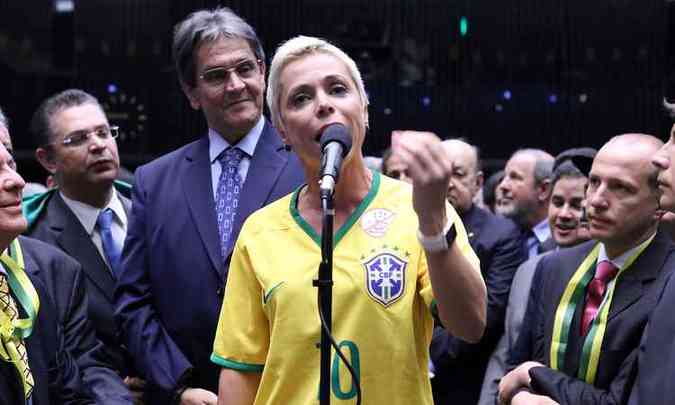 De camisa da seleo brasileira de futebol, a deputada protestou contra corrupo. Delator afirma ter repassado  ela R$ 200 mil (foto: Antonio Augusto / Cmara dos Deputados)