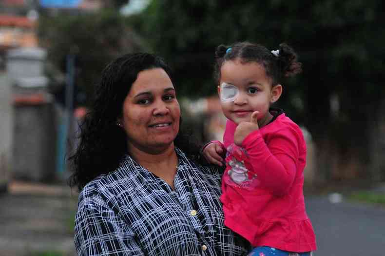 Carla luta para conseguir recursos para a prtese da filha caula, Ester(foto: Tuilo Santos/EM DA Press )