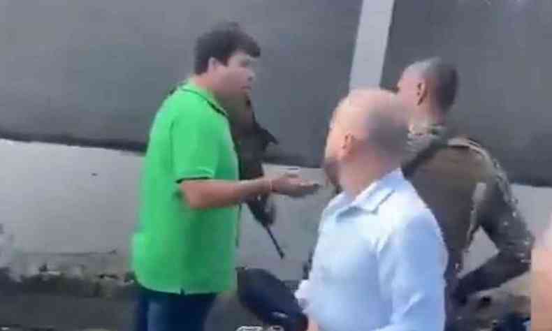 Na foto, Diego Resende conversa com policial federal