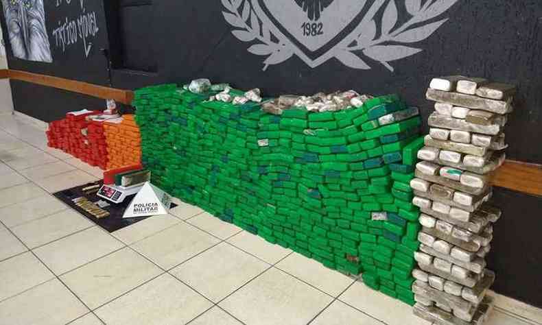 Drogas e outros materiais apreendidos(foto: Polcia Militar/Divulgao)
