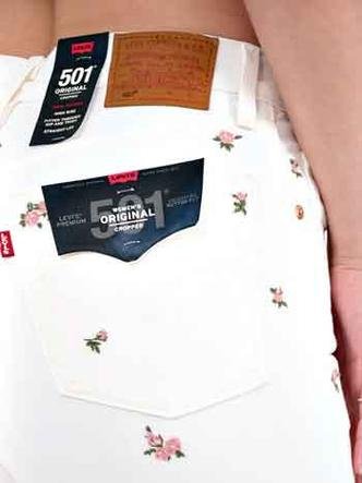 Jeans Feminina Levis 501 branca com flores(foto: Divulgação) Jeans Feminina Levis 501