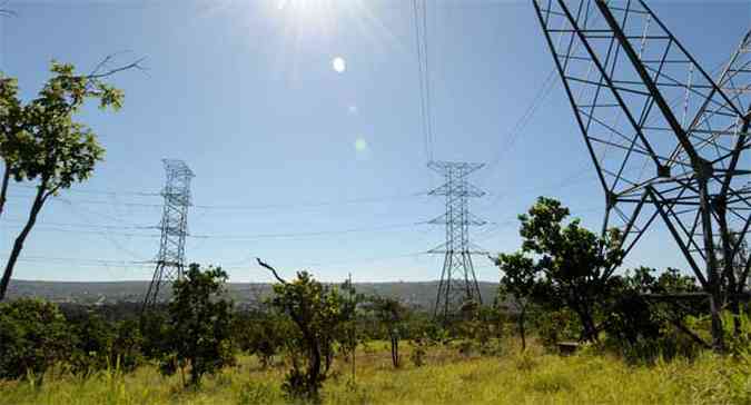 Linhas de transmisso de eletricidade: dficit gerado pela falta de chuvas ficar para o consumidor (foto: Gladyston Rodrigues/EM/D.A Press)